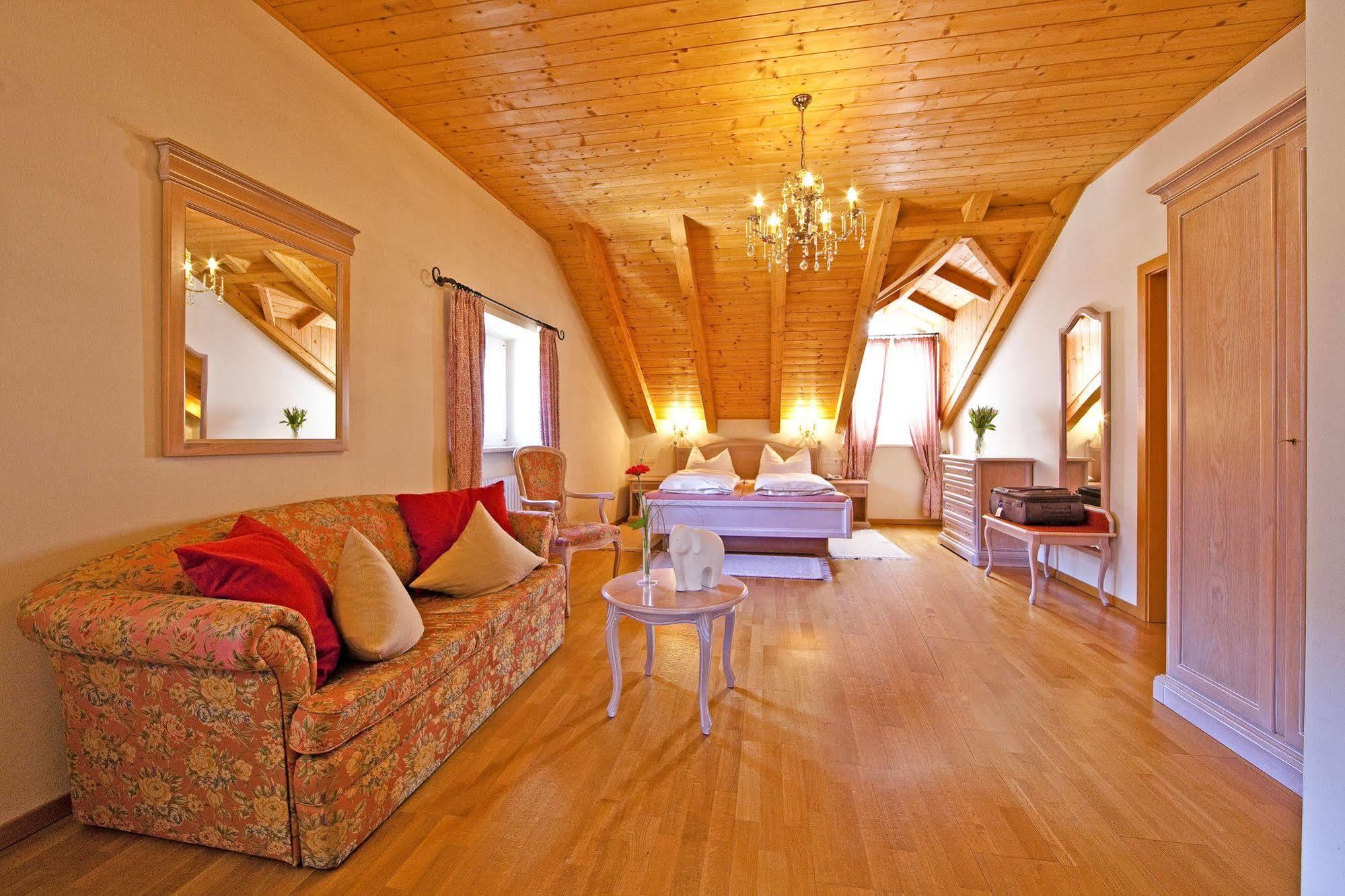 Hotel Tyrol Ora / Auer Exterior photo